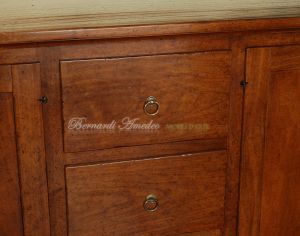 Credenza bassa in noce massiccio piallato a mano con ante e cassetti stile arte povera